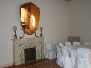 Angolo della sala CNB con caminetto Palazzo Gnudi a Bologna